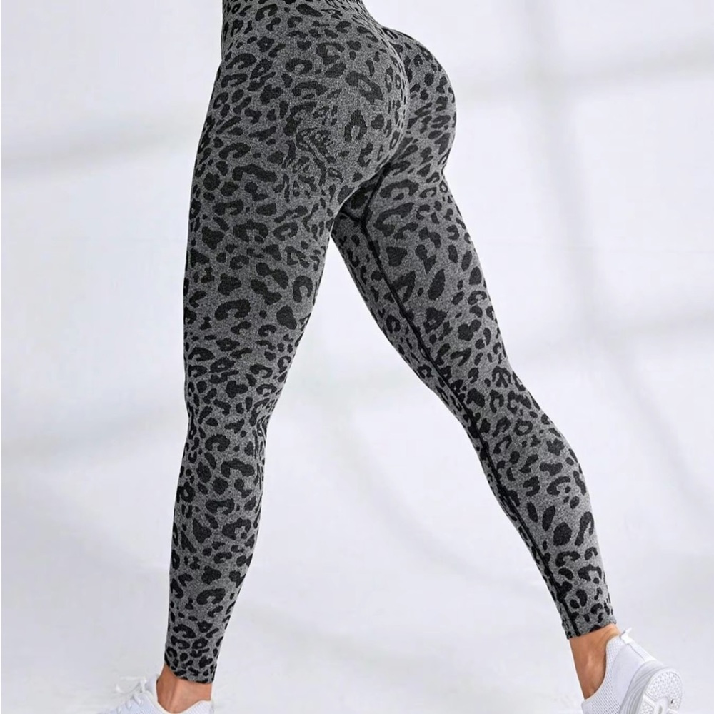 🌸Leopard Print Gray Leggings🌸